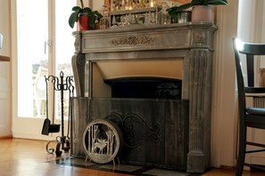 供应午餐和晚餐，国际美食