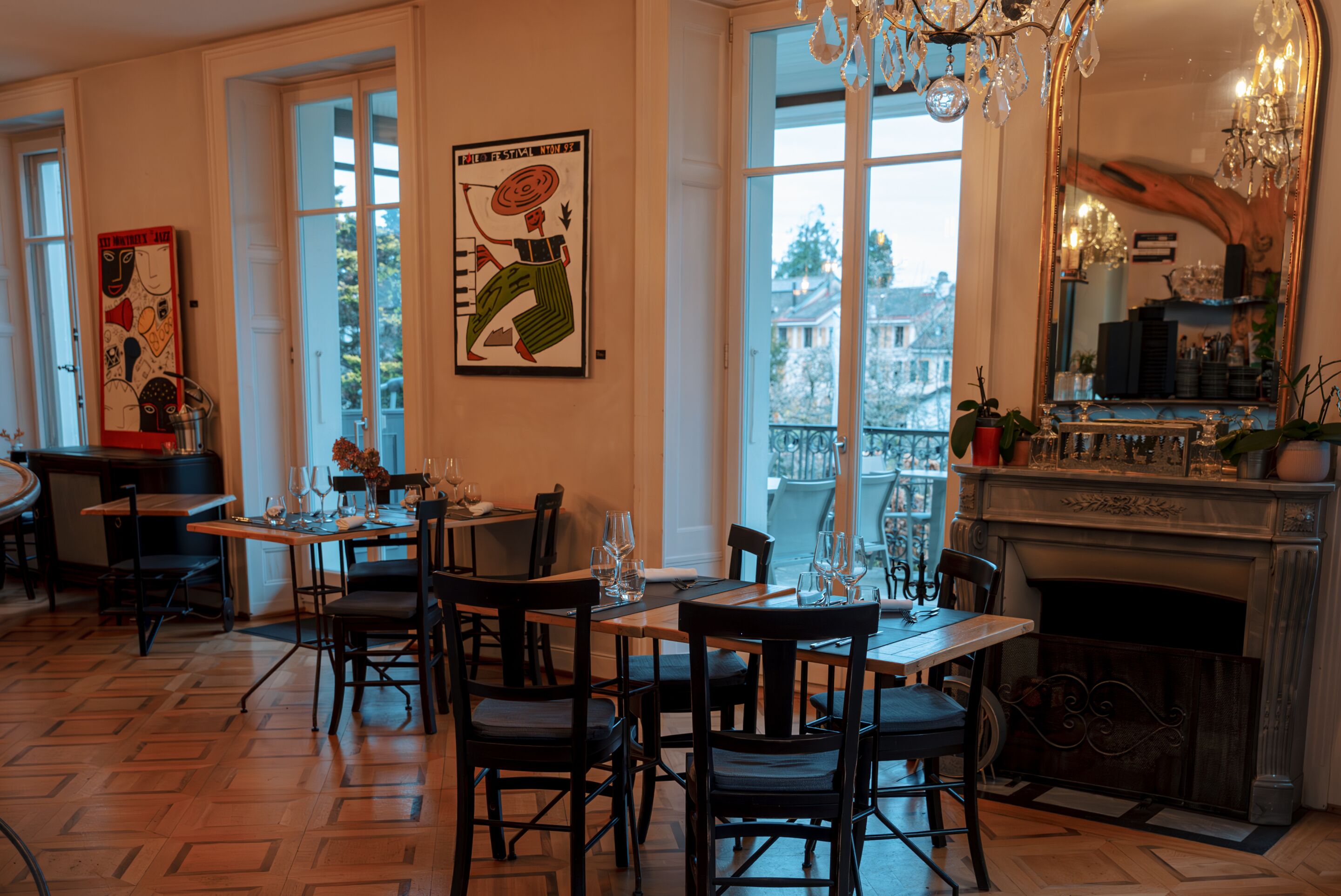 lunch and dinner served, international cuisine