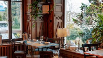 Déjeuner et dîner servis sur place