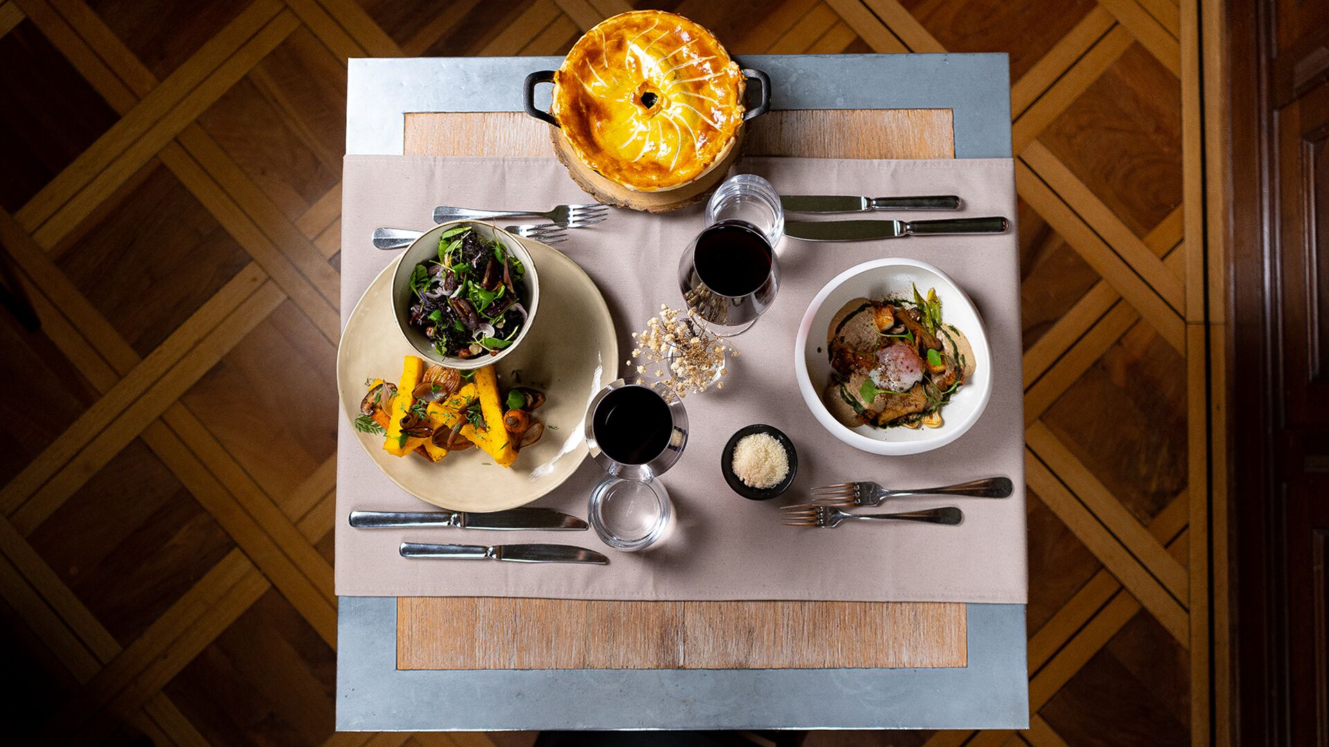 lunch and dinner served, international cuisine