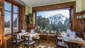 Déjeuner et dßner servis sur place, spécialités Cuisine internationale