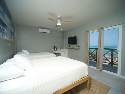 Sandbar Beachfront Hotel & Hostel