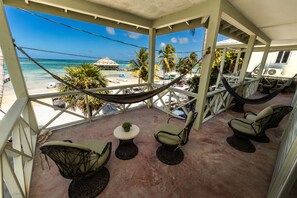 Habitación triple panorámica, 1 habitación, balcón, vista a la playa | Vista a la playa o el mar