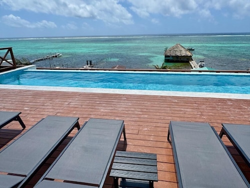 Sandbar Beachfront Hotel & Hostel