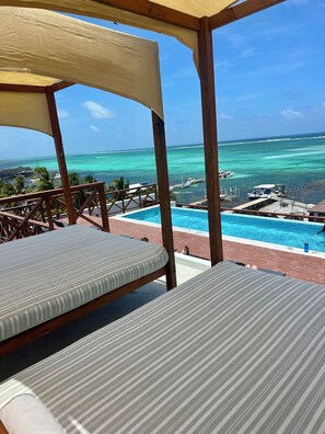 室外游泳池，08:00 至 22:00 开放，池畔遮阳伞，日光浴躺椅