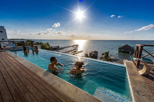 Sandbar Beachfront Hotel & Hostel