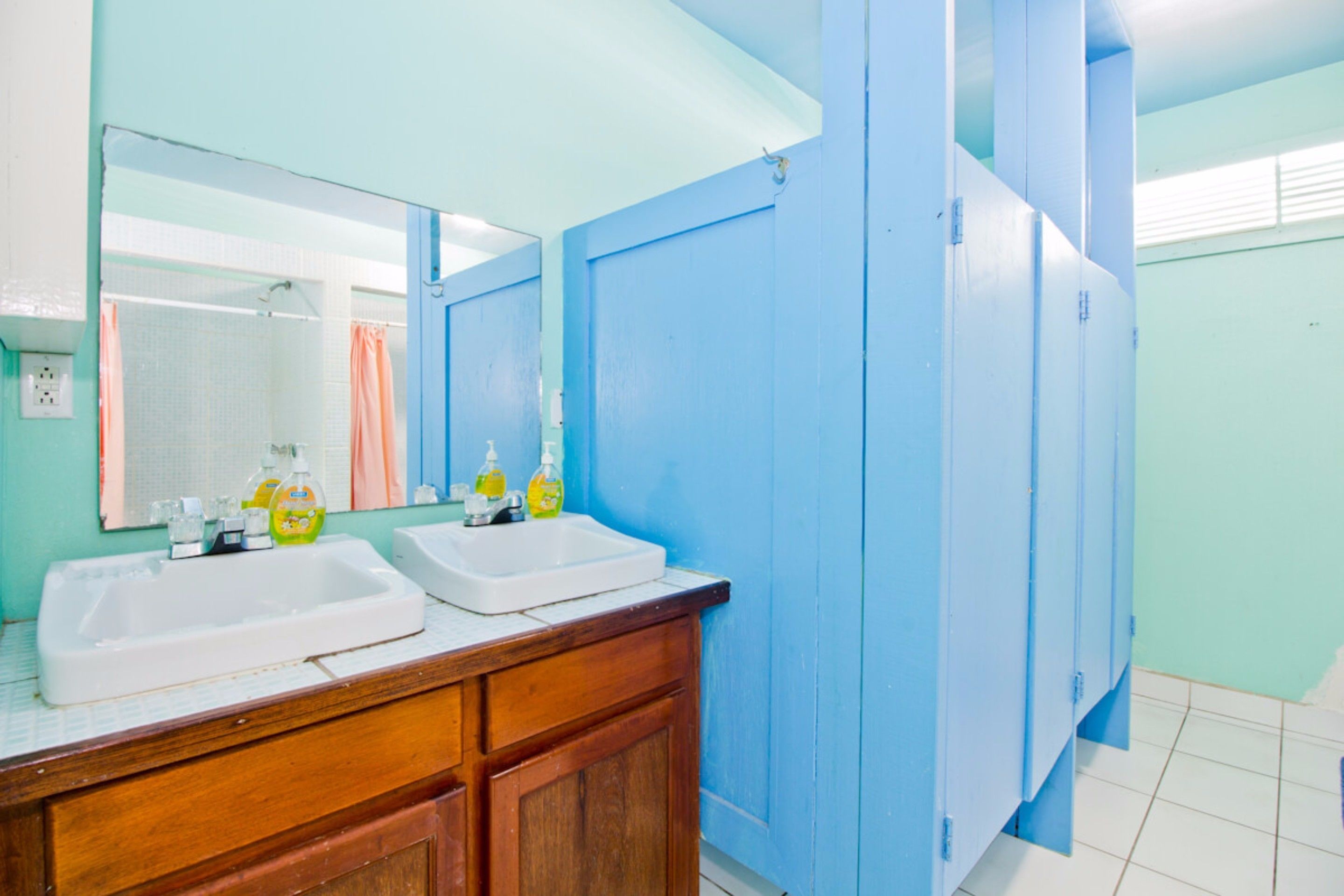 Sandbar Beachfront Hostel & Restaurant