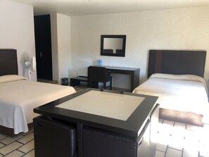 Chambre triple Standard, Plusieurs lits | Bureau, accès au Wi-Fi (inclus), literie fournie