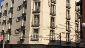 A hotel with a bar and restaurant on the ground floor, multiple balconies, and a sign indicating it is a hotel. - Hotel Plaza Centro (Tepatitlan de Morelos)