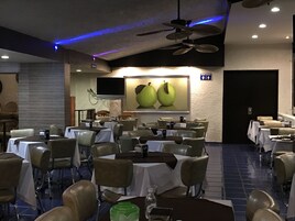 供应早餐、午餐和晚餐，国际美食