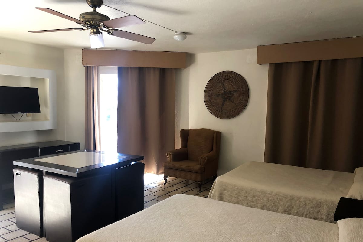 Habitación triple estándar, varias camas | Escritorio, wifi gratis y ropa de cama 