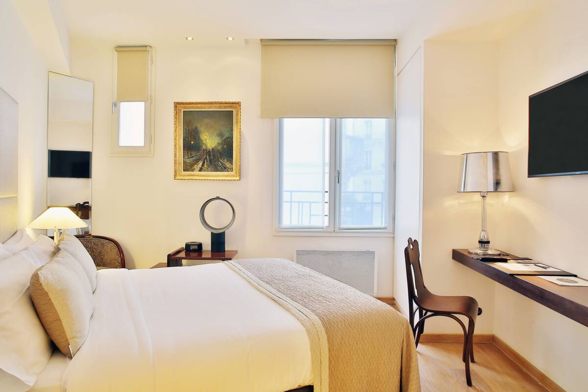 Premium bedding, minibar (free items), in-room safe, desk