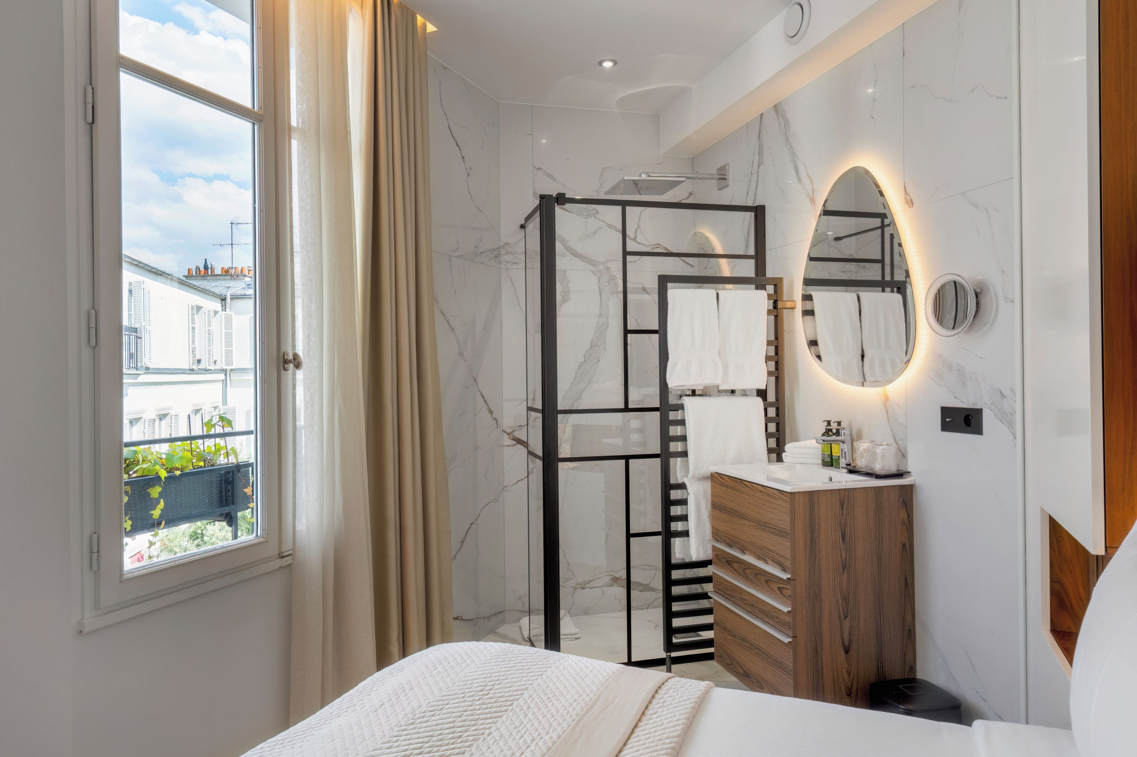 Premium bedding, in-room safe, individually decorated