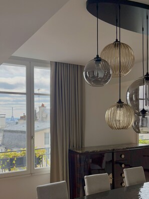 Executive Apartment | Living area | 40-inch flat-screen TV with cable channels, TV, Netflix