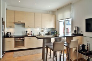 Deluxe Apartment, 1 Bedroom, City View | Private kitchen | Fridge, microwave, oven, stovetop - Montmartre Residence (Paris)