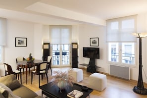 Appartement Exécutif | 客廳 | 40 吋平面電視連有線電視頻道、電視、Netflix
