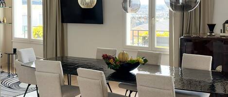 Departamento ejecutivo | Área de sala de estar | Televisión de pantalla plana, Netflix y servicios de streaming