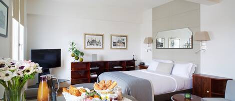 Suite, Vue Ville | Literie de qualité, coffre-fort, décor unique, ameublement unique