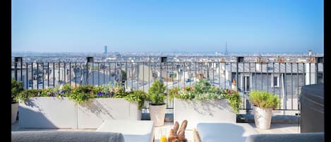 Appartement panoramique, vue sur la ville | Déjeuner | Déjeuner préparé sur commande servi en supplément en semaine