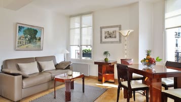 Deluxe-Apartment, 1 Schlafzimmer, Stadtblick | Hochwertige Bettwaren, Zimmersafe, individuell dekoriert