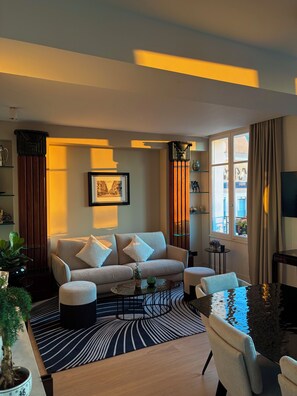 Executive Apartment | Living area | 40-inch flat-screen TV with cable channels, TV, Netflix - Montmartre Residence (Paris)