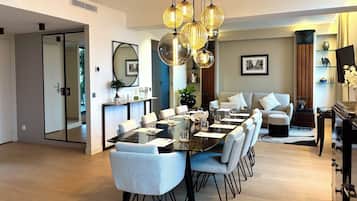 Appartement Exécutif | Coin séjour | Télévision à écran plat de 40 pouces avec chaßnes par cùble, télévision