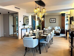 Appartement Exécutif | Coin séjour | Télévision à écran plat de 40 pouces avec chaînes par câble, télévision