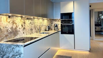 Executive Apartment | Private kitchen | Fridge, microwave, oven, stovetop