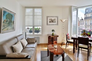 40-inch flat-screen TV with cable channels, TV, Netflix - Montmartre Residence (Paris)