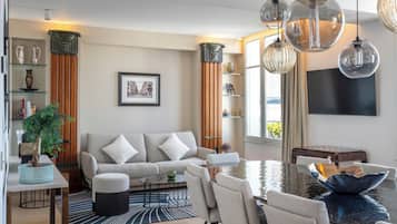 Apartemen Eksekutif | Area keluarga | Televisi layar datar 40-inci dengan saluran TV kabel, TV, dan Netflix