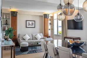 Living area - Montmartre Residence (Paris)