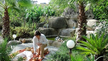 Tina de hidromasaje, baño de vapor, baño turco o hammam y aromaterapia