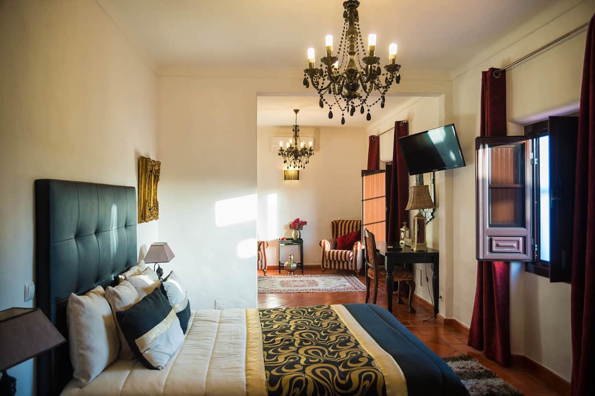 Double Room | Desk, blackout drapes, free cribs/infant beds, rollaway beds