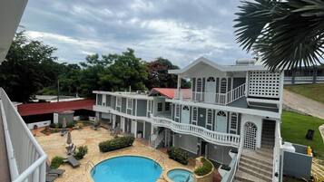 Kamar Quadruple Klasik, 2 Tempat Tidur Queen, pemandangan kolam renang | Teras/patio