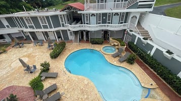 Classic-værelse til 4 personer - 2 queensize-senge - udsigt til pool | Udsigt fra værelset