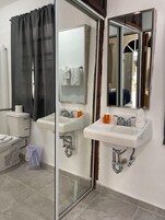 Bañera con ducha, toallas, jabón