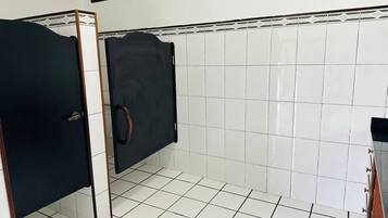 Slaapzaal, uitzicht op zwembad | Badkamer | Een bad/douchecombinatie, een regendouche, handdoeken, zeep