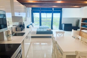 Apartemen Superior | Area keluarga | TV layar datar