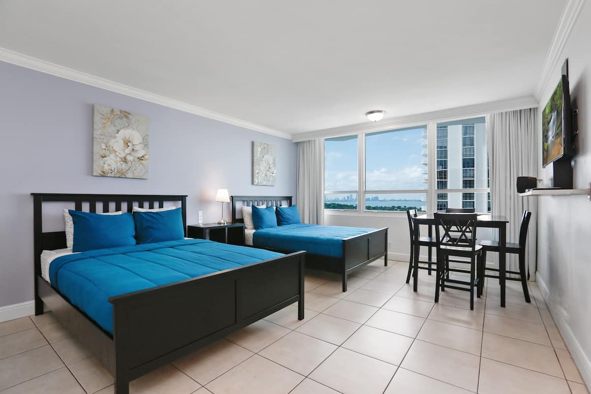 1 bedroom, premium bedding, desk, laptop workspace