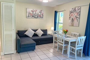 Apartamento família, 1 quarto | Área de estar | TV de tela plana 55 polegadas com canais a cabo, TV