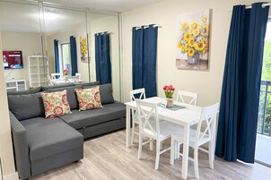 Family Διαμέρισμα, 1 Υπνοδωμάτιο | Περιοχή καθιστικού | Τηλεόραση με επίπεδη οθόνη 55 ιντσών με καλωδιακά κανάλια, τηλεοράσεις