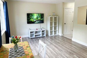 Apartamento conforto | Área de estar | TV de tela plana 55 polegadas com canais a cabo, TV