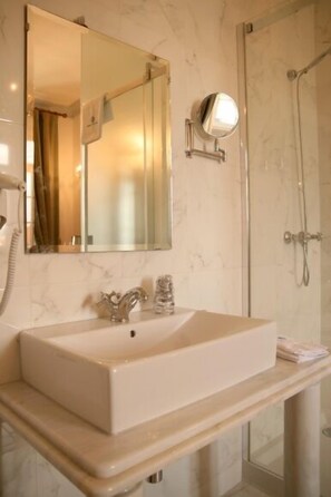 Double or Twin Room (Alecrim) | Bathroom | Free toiletries, hair dryer, towels