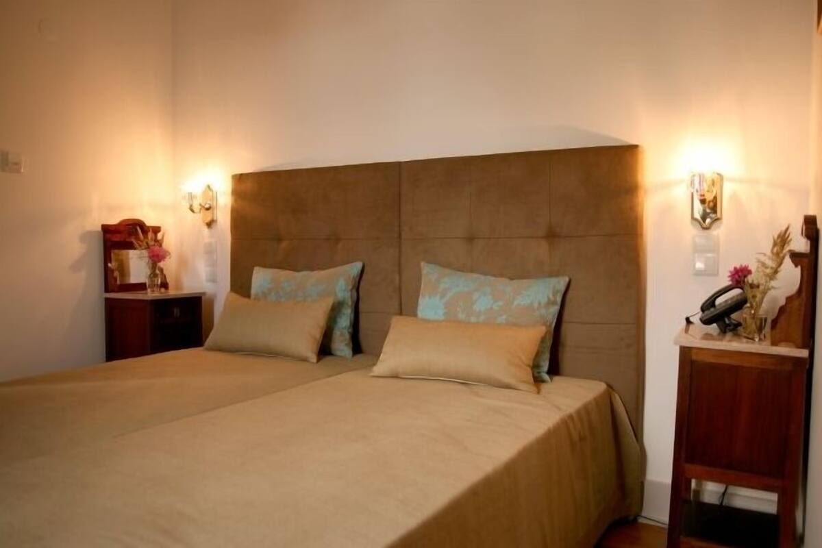 Double or Twin Room (Alecrim) | Minibar, in-room safe, desk, cots/infant beds