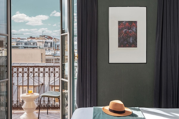 Caja de seguridad en la habitación, escritorio y cortinas blackout