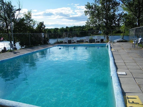 Una piscina al aire libre de temporada