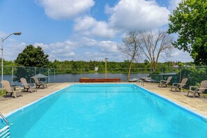 Piscine extérieure (ouverte en saison)