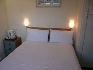 Basic Double Room, Ensuite | Iron/ironing board, free WiFi