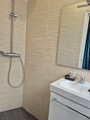 Shower, hair dryer, towels - Hôtel Le Carrosse (Paris)