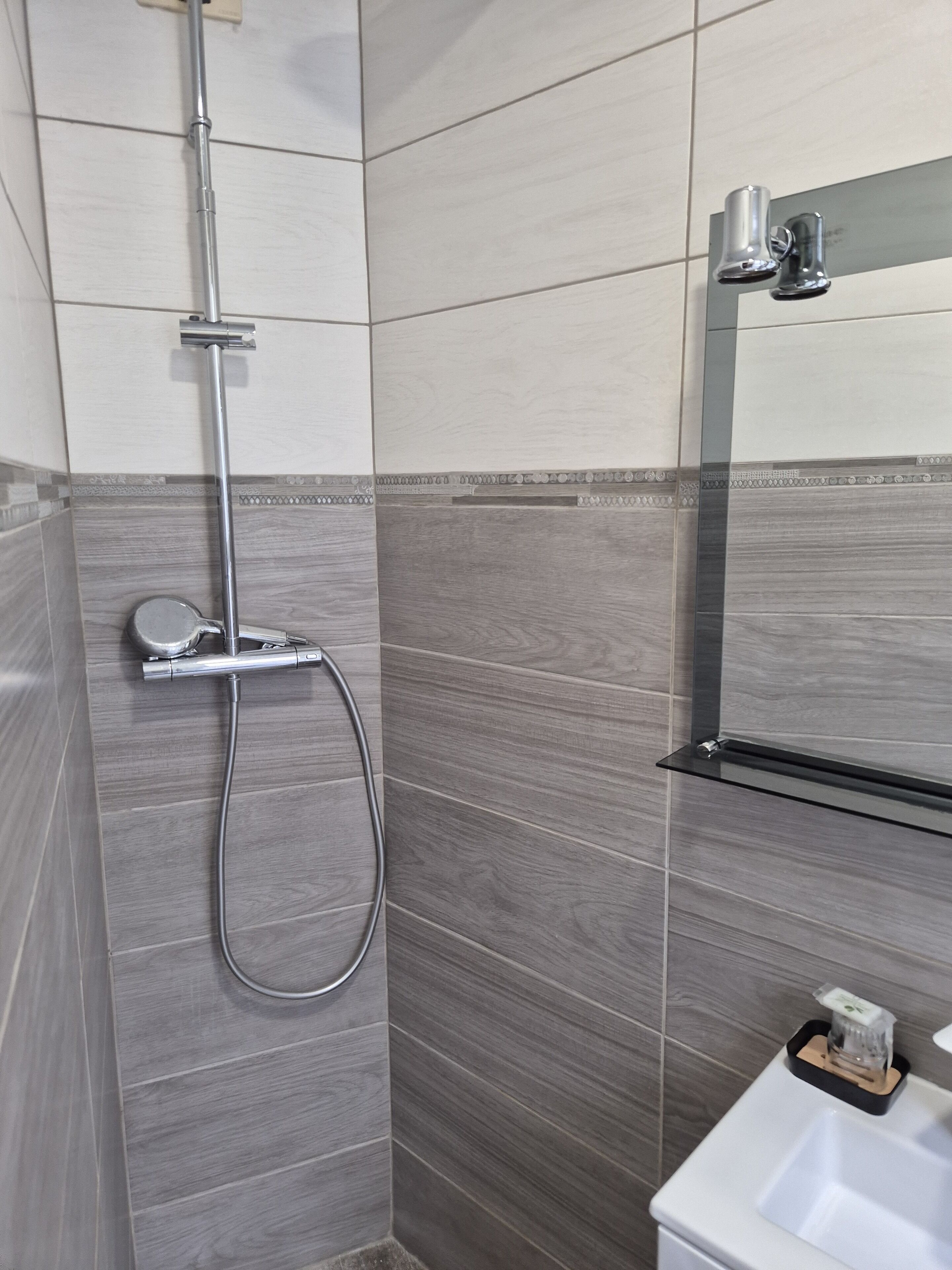 Dusche, Haartrockner, Handtücher